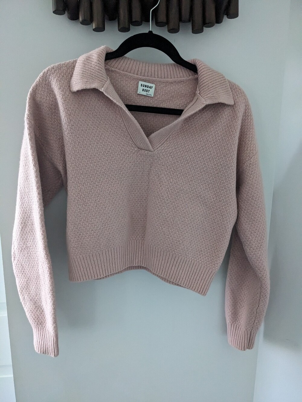 Aritzia Women's Cropped Dusty Pink V-Neck Wool Collared Sweater - Size US S